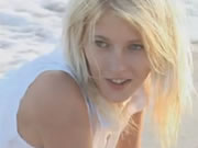 裸體的金髮女郎在沙灘上跟我來