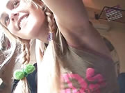 可愛東歐苗條少女在捷運上